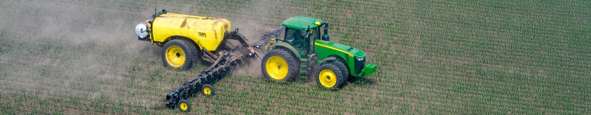 Tracteur qui répand des pesticides dans un champ © James Baltz